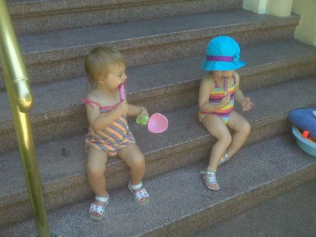 Bathing suits and popsicles - life is good!
