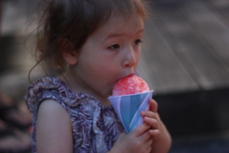 Since Allison's daddy is from Hawaii they had their very own shave ice machine - Maile hated it ;)