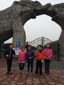 The kids at the main gate of the Badaling Wild Animal Park